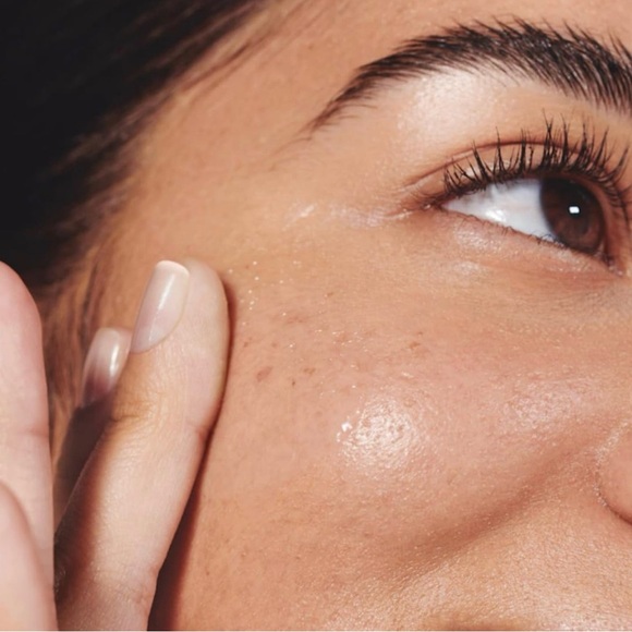 Experience intense hydration with this non-sticky, PEG-free serum. - Picture 5 of 8